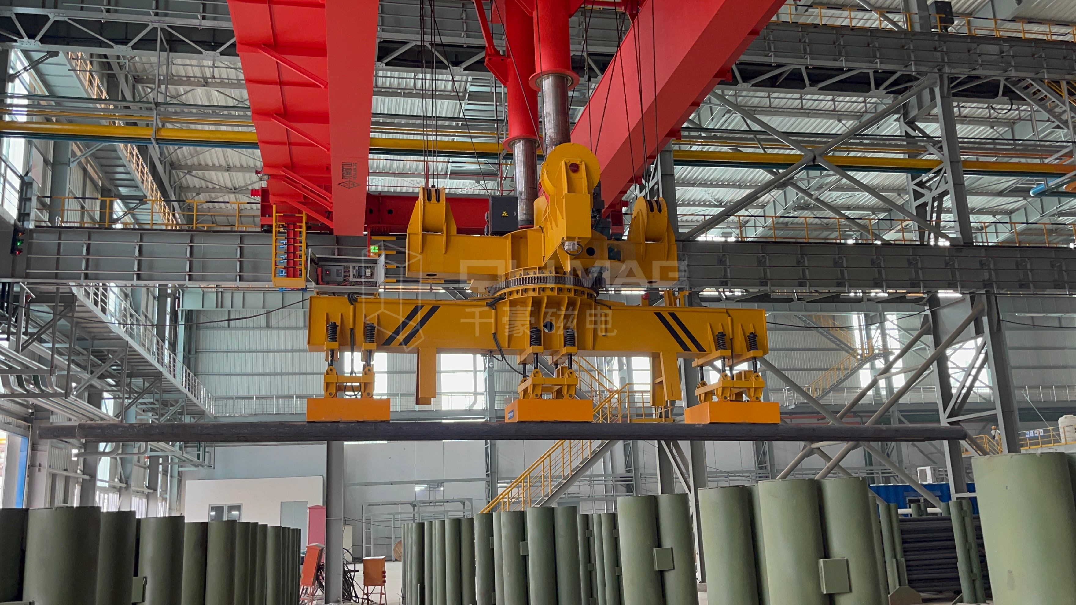 成排圓坯吊運(yùn)，圓坯吊運(yùn)，圓坯搬運(yùn)，吊圓坯，圓坯怎么吊，電永磁吊具，成排鋼管吊運(yùn)，一次吊一排圓坯，圓坯電永磁吊具，起重電永磁鐵，永磁起重器，起重電磁鐵，電磁吊，磁力吊，吊具，起重吊具，智能行車